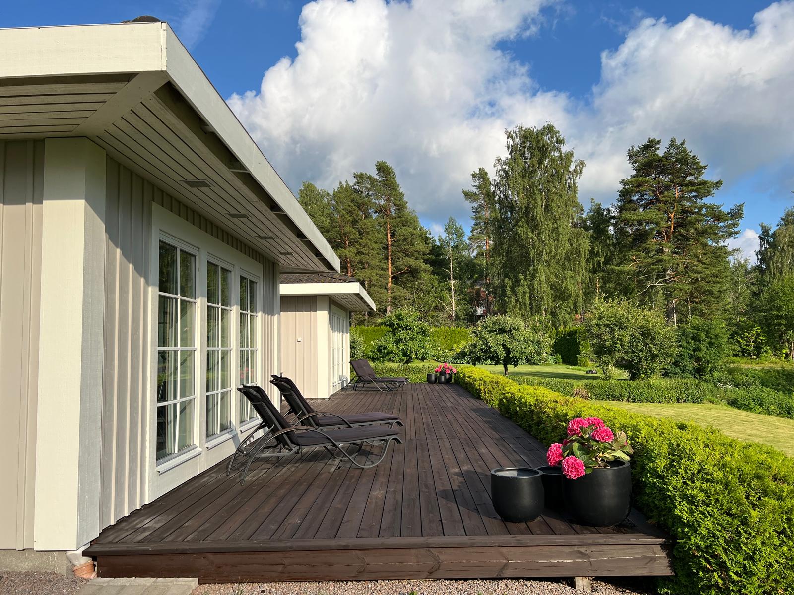 Pioner och altan runt huset