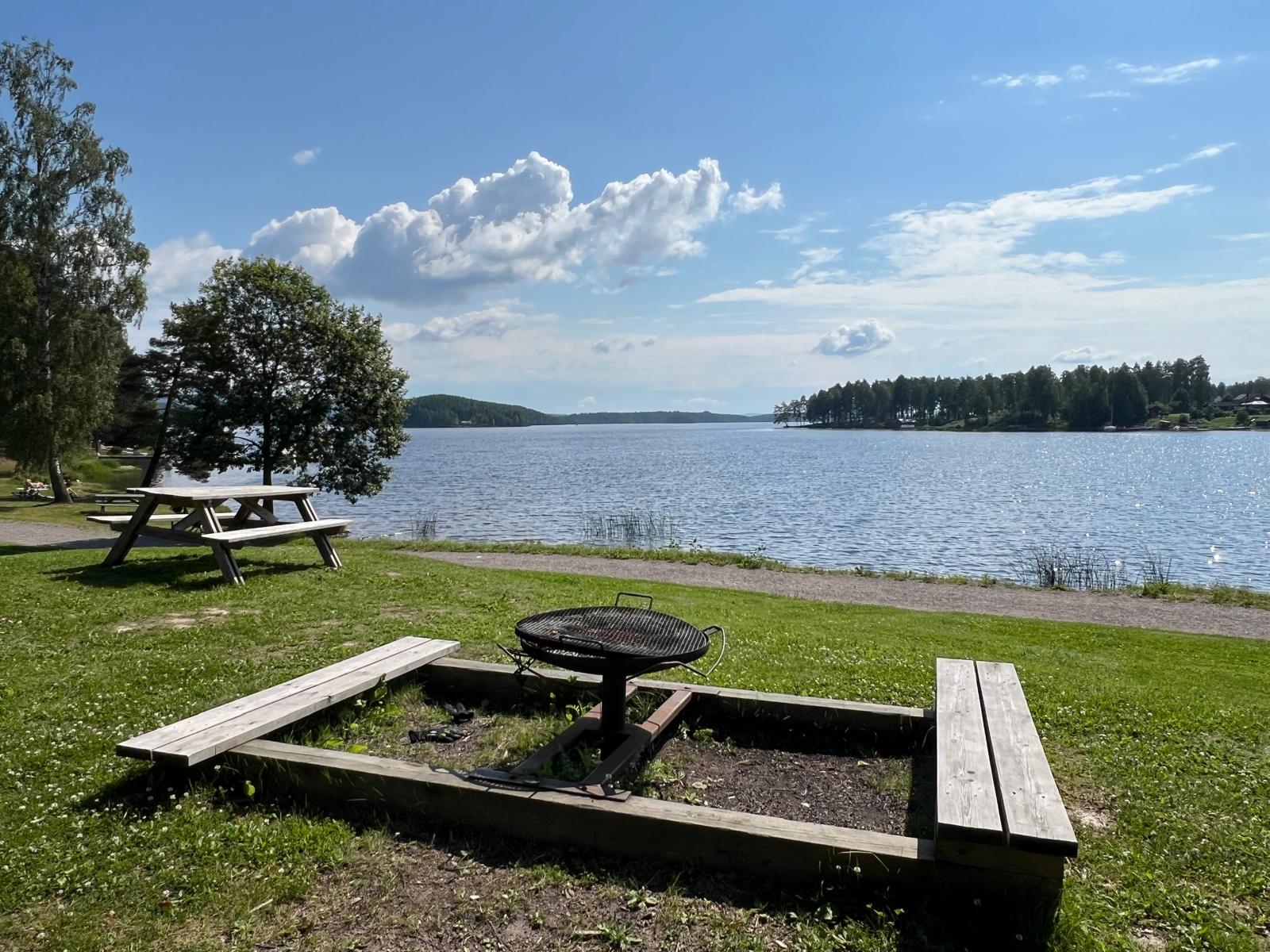 Grillplats och bänkar vid sjön Runn