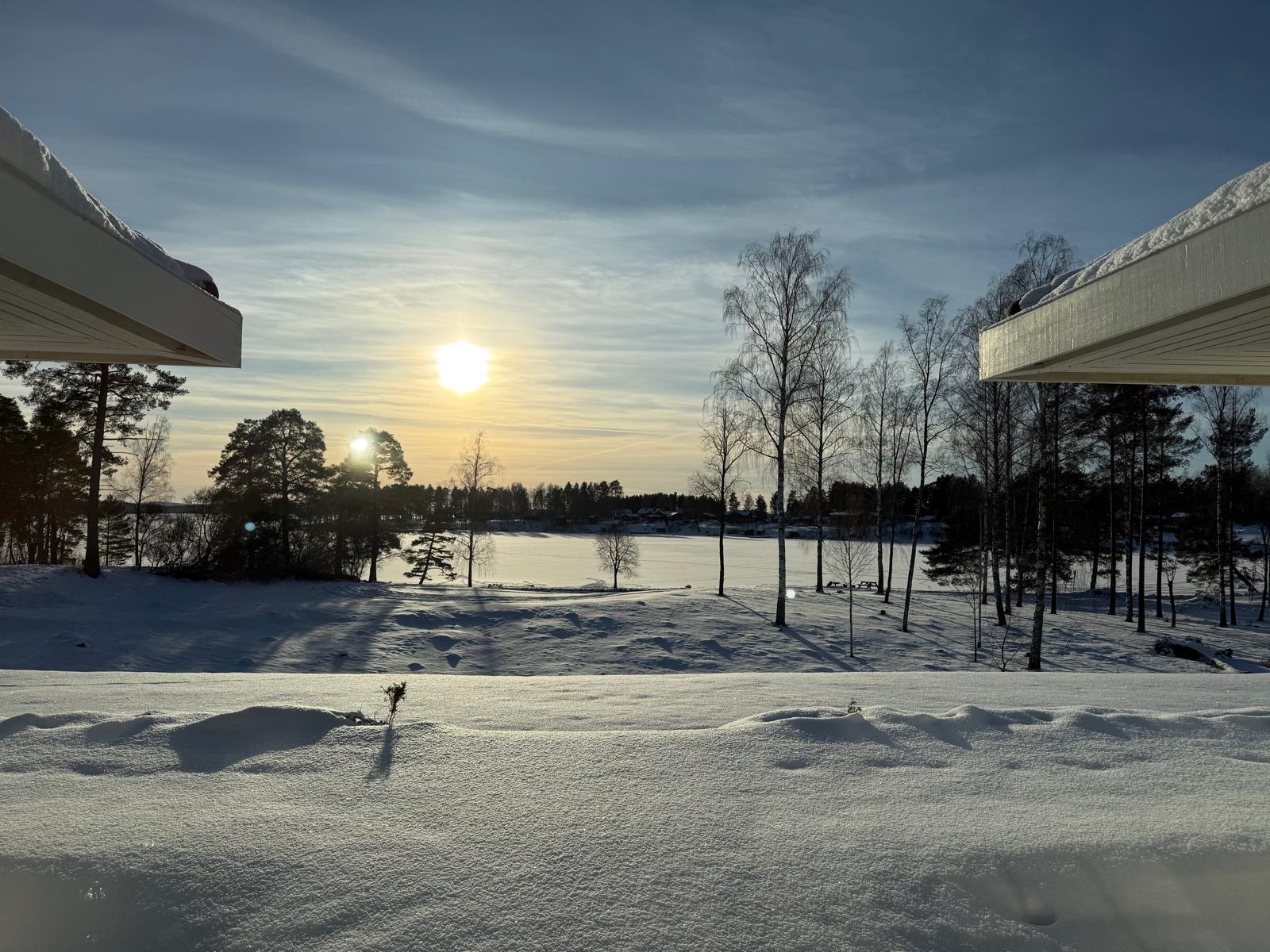 Vintersolnedgång över Runn, sedd från huset